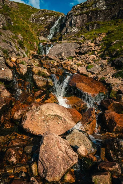 Вертикальний Знімок Водоспаду Скелястих Горах — стокове фото