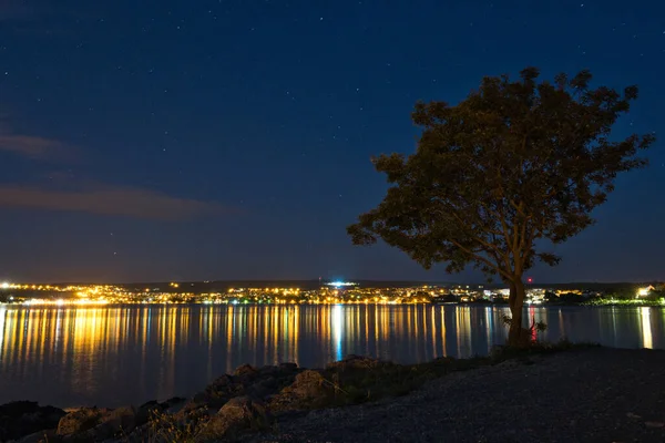 Kıyı Şehrinin Işıkları Denizi Yansıtıyor — Stok fotoğraf