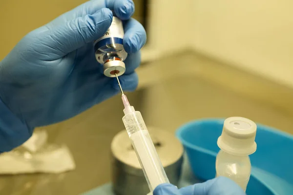 Médico Con Guantes Azules Que Prepara Una Vacuna Contra Coronavirus — Foto de Stock