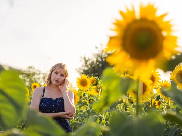 Een Ondiepe Focus Shot Van Een Broeierige Jonge Vrouw Staand — Stockfoto