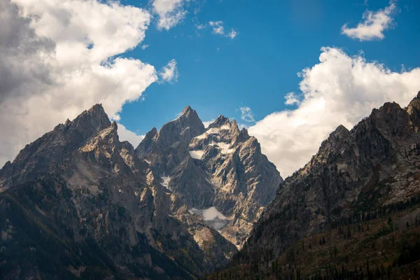 Magnifique Plan Faible Angle Une Vue Montagneuse Sous Énormes Cumulus — Photo