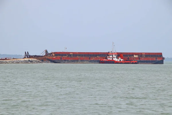 Batam Indonésia Ago 2019 Grande Barca Carga Está Doca Praia — Fotografia de Stock