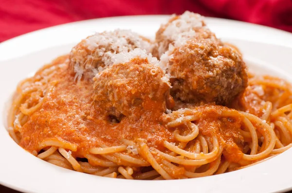 Eine Nahaufnahme Von Köstlichen Vollkornspaghetti Und Frikadellen Tomatensauce — Stockfoto