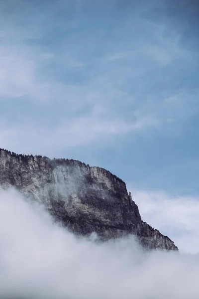 Eine Vertikale Aufnahme Einer Klippe Umgeben Von Weißen Wolken — Stockfoto