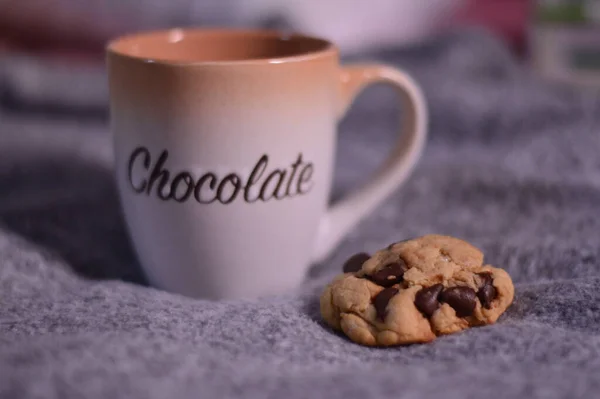 Nahaufnahme Einer Tasse Kaffee Und Schokoladenkeksen — Stockfoto