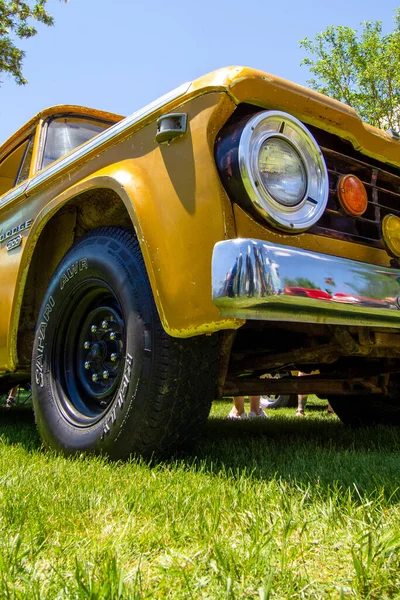 Eine Vertikale Aufnahme Eines Alten Stils Gelben Auto Frontlicht Detail — Stockfoto