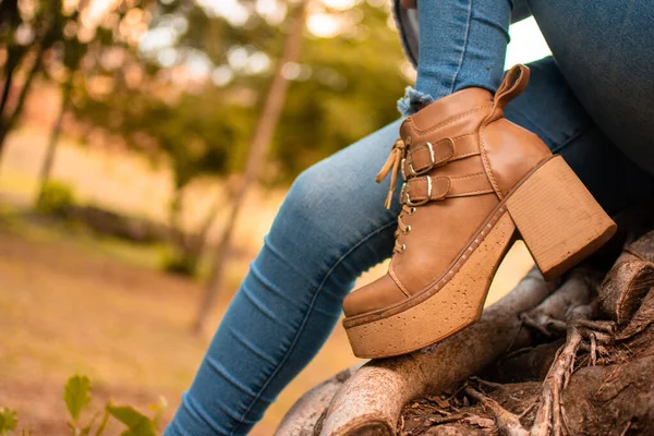 茶色のヒールの靴を履いた女性のクローズアップ — ストック写真