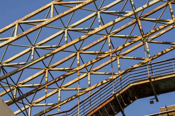 Снимок Заброшенного Железного Ржавого Моста Голубым Небом — стоковое фото