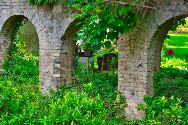 Hermoso Jardín Con Arcos Piedra Envejecida — Foto de Stock