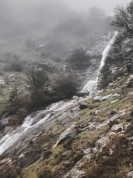 Eerie Scenery Stream Flowing Cascades Misty Mountains — Stock Fotó