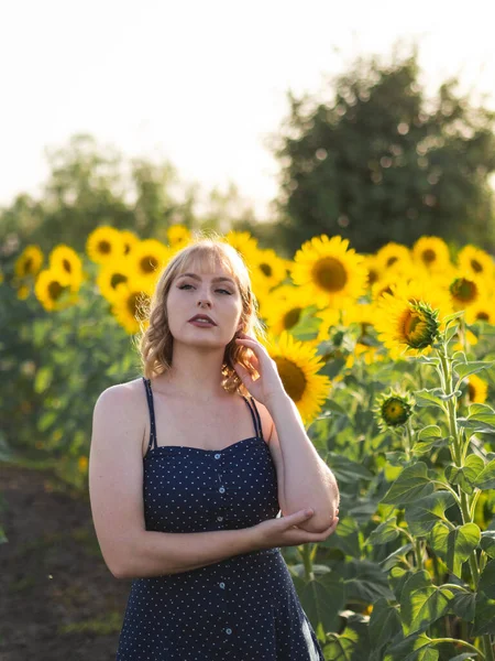 Una Sensuale Bionda Curvy Piedi Nel Campo Girasole — Foto Stock