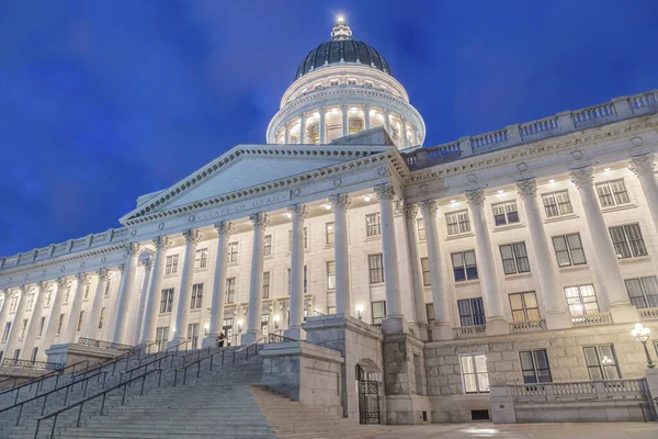 Una Toma Bajo Ángulo Del Edificio Del Capitolio Estatal Utah — Foto de Stock