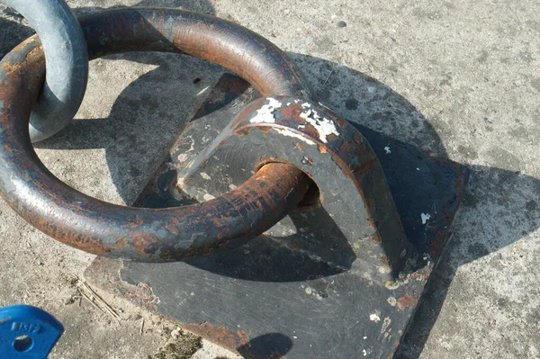 Limandaki Paslı Metal Zincirlerin Yakın Çekimi — Stok fotoğraf