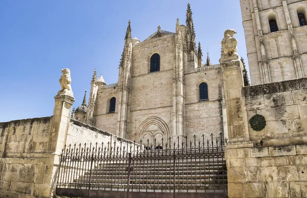 Spanya Daki Gotik Katedraline Açılan Kapalı Kapılı Merdiven Görüntüsü — Stok fotoğraf