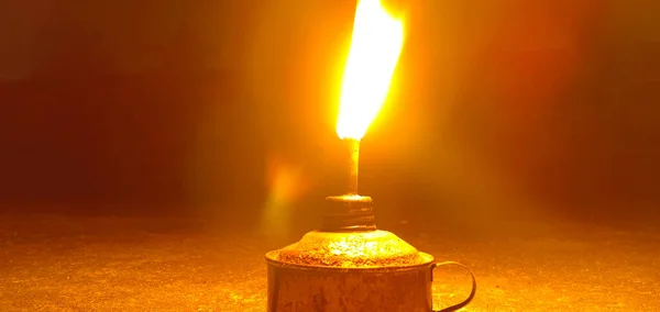 燃えるオイルランプのクローズアップショット — ストック写真