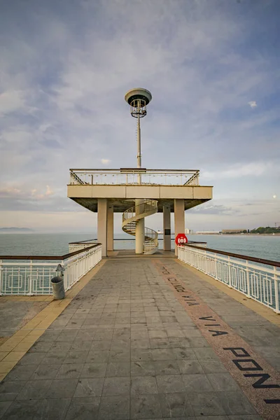 Tiro Vertical Uma Escada Espiral Cais Sea Garden Cidade Búlgara — Fotografia de Stock