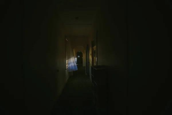 Lumière Fenêtre Brille Dans Long Couloir Sombre Maison — Photo
