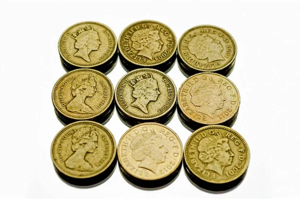 Primer Plano Monedas Libra Británica Arreglada Sobre Fondo Blanco — Foto de Stock