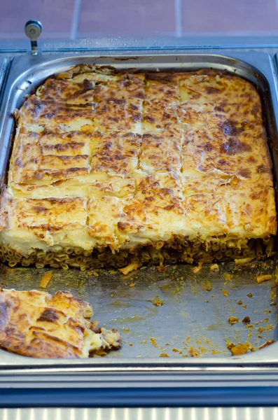 Pionowe Ujęcie Porcji Pysznego Greckiego Pasticcio Formie Bufetu — Zdjęcie stockowe