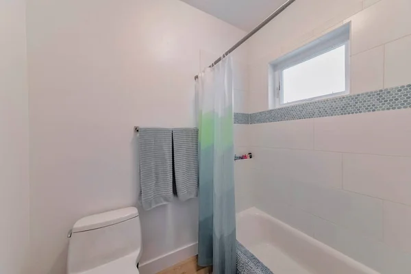 Bir Tuvalet Minimalist Bir Banyoda Basit Bir Beyaz Banyo — Stok fotoğraf
