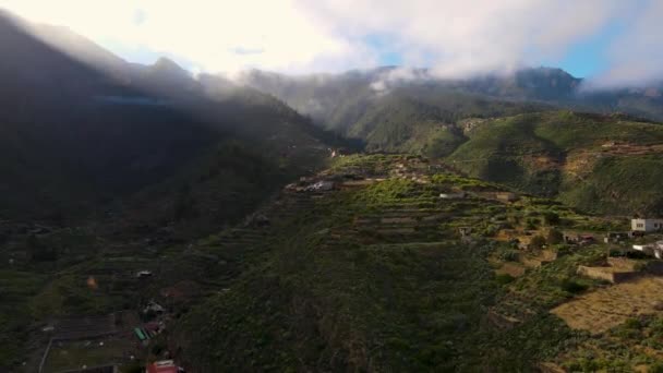 Metraje Aéreo Pueblo Rural Una Montaña Día Niebla — Vídeo de stock