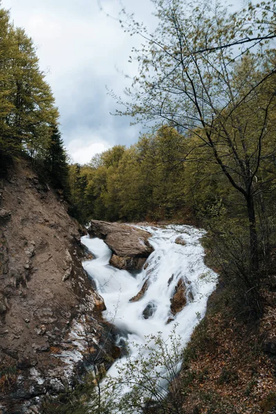 Uma Vista Hipnotizante Cascata Putna Rio Montanha Que Flui Através — Fotografia de Stock