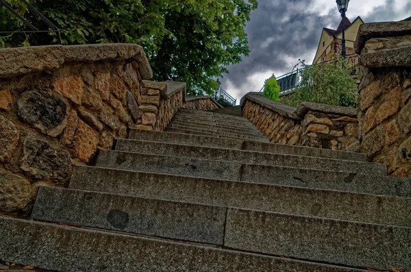 Eine Nahaufnahme Alter Treppen Mit Ziegelzäunen Einem Stürmischen Tag — Stockfoto