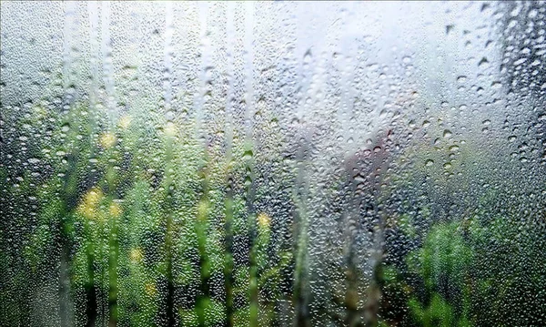 Een Mistig Glazen Raam Met Druppelende Regendruppels Een Regenachtige Dag — Stockfoto