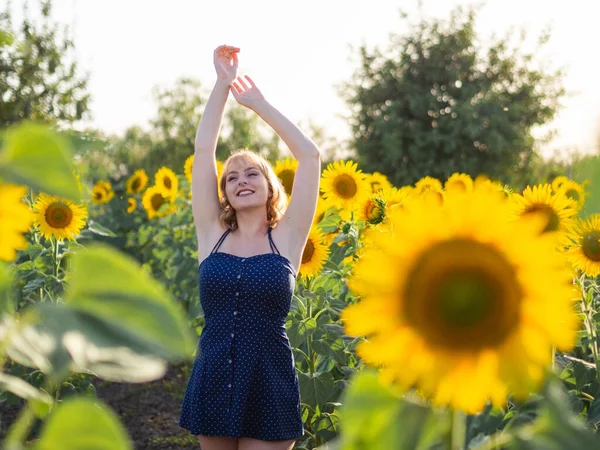 Een Gelukkig Jong Meisje Draagt Een Zomerjurk Ontspannen Het Zonnebloemenveld — Stockfoto