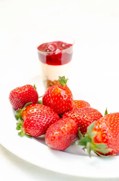 Ein Vertikaler Schuss Erdbeerkäsekuchen Plastikbecher Mit Frischen Erdbeeren Auf Weißem — Stockfoto