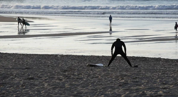 Een Schilderachtig Uitzicht Zwemmers Surfers Het Strand — Stockfoto