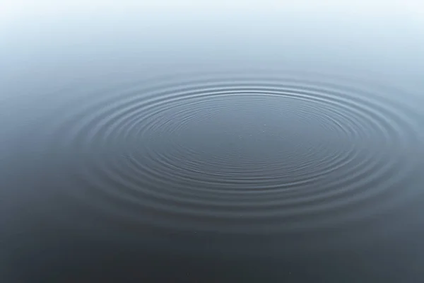 Les Cercles Sur Eau Bleue — Photo