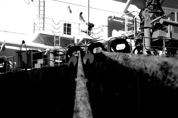 Сірий Низькокутний Знімок Вантажного Танкера Пришвартованого Пірсі — стокове фото
