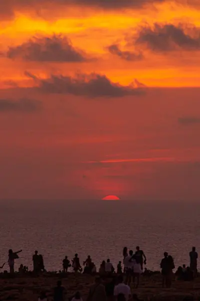 Eine Vertikale Aufnahme Von Menschen Die Den Malerischen Sonnenuntergang Strand — Stockfoto