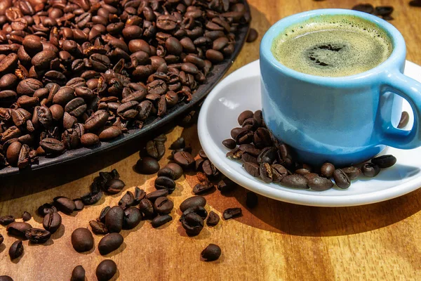 Primer Plano Una Taza Café Granos Café Tostados Una Mesa — Foto de Stock