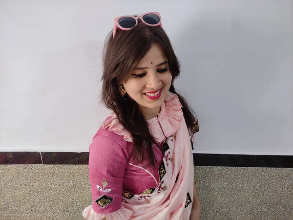 Une Belle Souriante Jeune Indienne Sari Rose Avec Des Lunettes — Photo