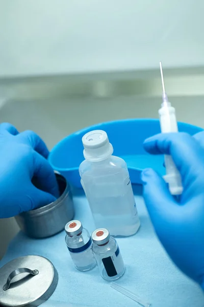 Médico Con Guantes Azules Que Prepara Una Vacuna Contra Coronavirus — Foto de Stock