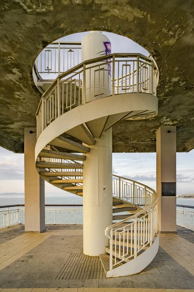 Plan Vertical Escalier Colimaçon Sur Jetée Jardin Mer Dans Ville — Photo