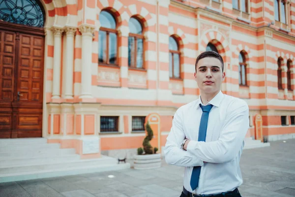 Jeune Homme Affaires Caucasien Dans Une Cravate Debout Plein Air — Photo