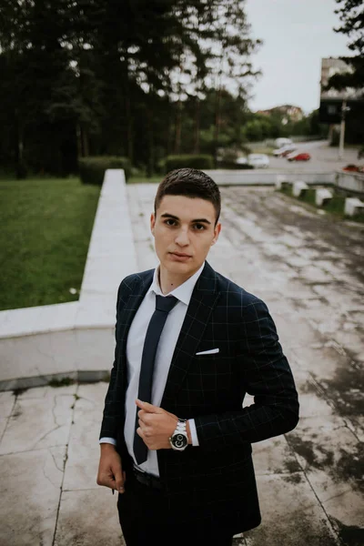 Jeune Homme Affaires Caucasien Costume Cravate Debout Dans Parc — Photo