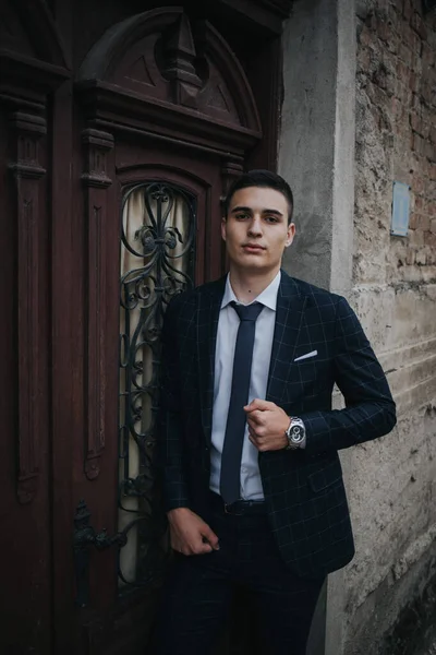 Caucasian Young Businessman Suit Tie Posing Door — Stockfoto