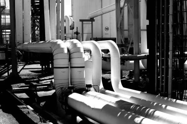 Сірий Знімок Промислового Ландшафту Трубопроводом Великого Діаметру — стокове фото