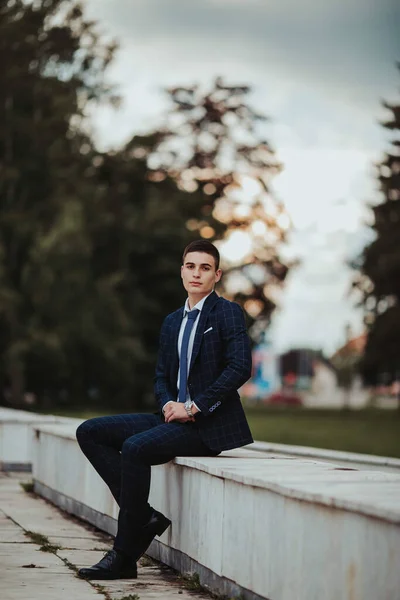 Caucasian Young Businessman Suit Tie Sitting Park — Stock fotografie