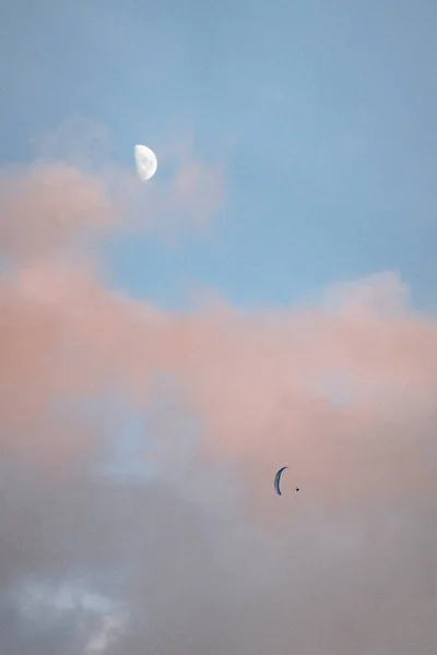 Hermoso Fondo Pantalla Vertical Hombre Parapente Cielo Noche Con Nubes — Foto de Stock