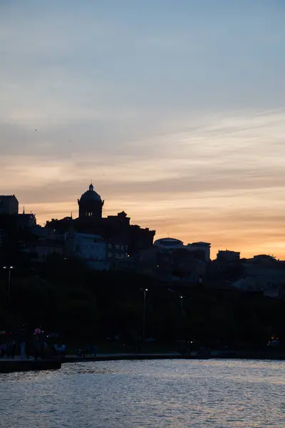 Die Silhouette Einer Stadt Vor Einem Wunderschönen Sonnenuntergang — Stockfoto