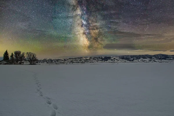 Brilhante Láctea Céu Vista Através Campo Nevado Coberto Passos Sapato — Fotografia de Stock