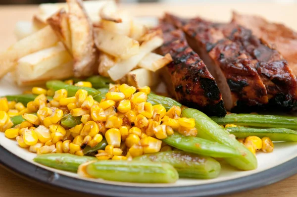 Närbild Härligt Kokt Kött Med Majs Och Grönsaker — Stockfoto