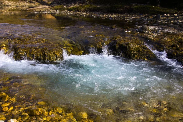 Ein Schöner Blick Auf Einen Fluss Umgeben Von Felsen Und — Stockfoto