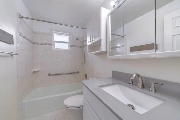 Bir Ayna Bir Lavabo Banyoda Kapalı Şeffaf Bir Perde Olan — Stok fotoğraf
