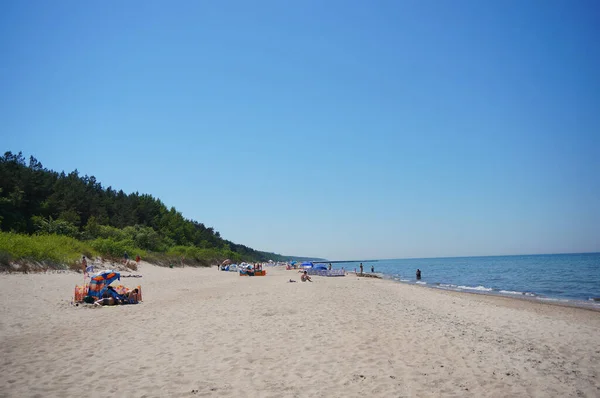Побьерово Польша Июнь 2021 Песчаный Пляж Небольшим Количеством Людей Теплый — стоковое фото